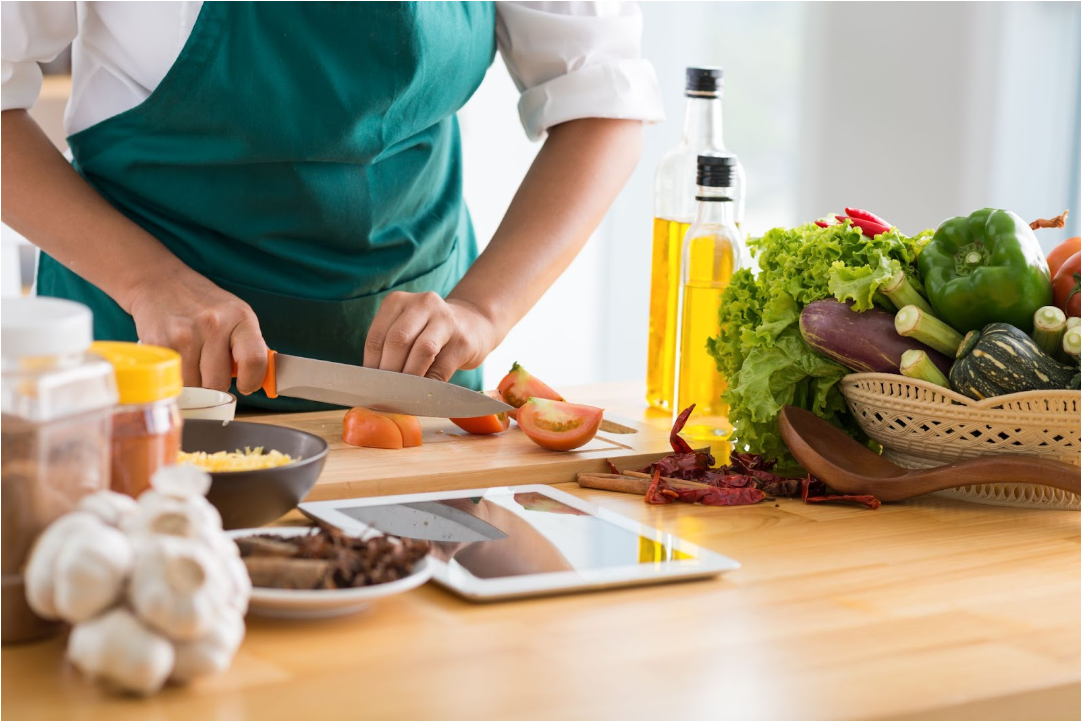 Prepare d. Приготовление еды. Кухонный стол с продуктами. Кухонный стол с овощами. Продукты на кухне.